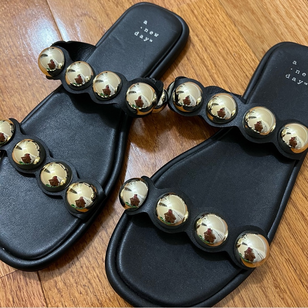 Detailed slip on sandal